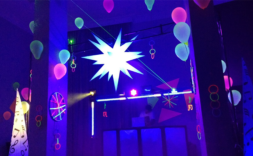 Decoração neon Decoração neon com bexigas com gás hélio